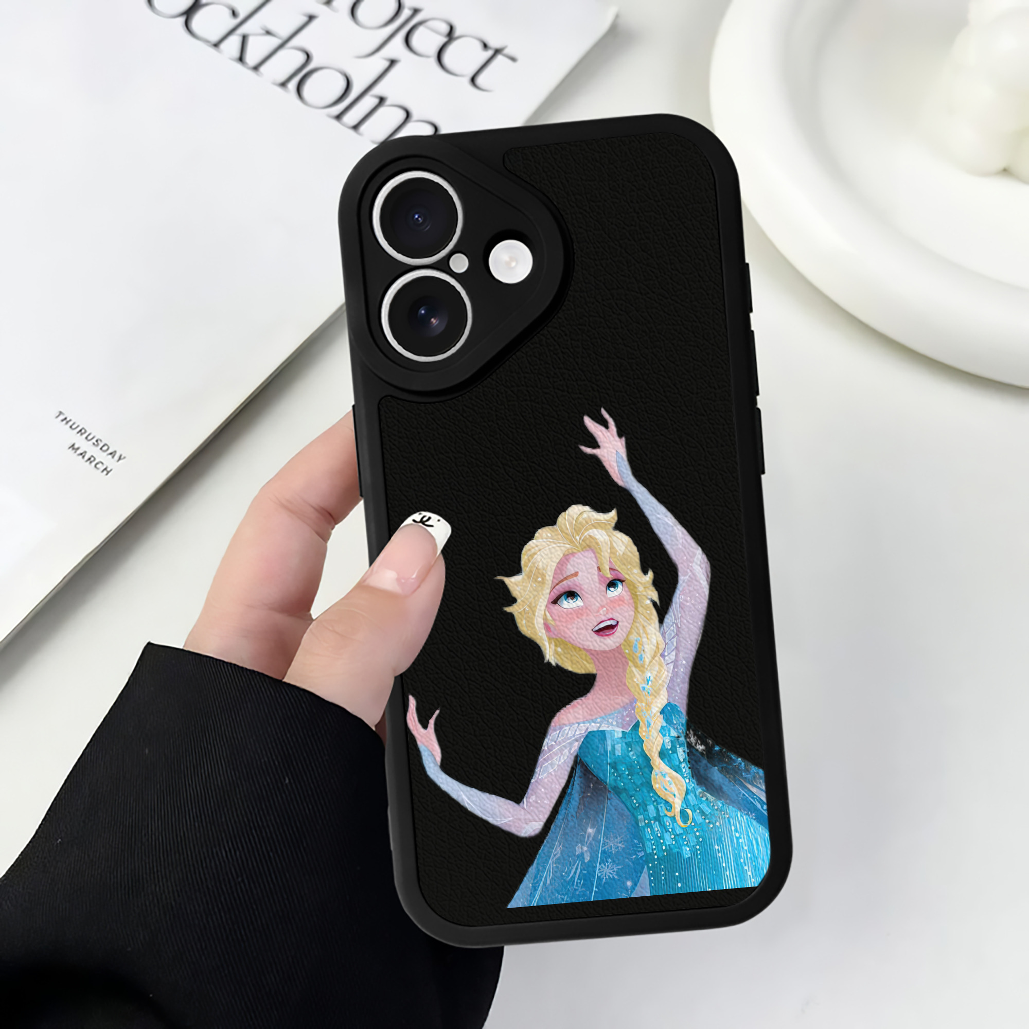 （画像用） アナと雪の女王 アンナ エルサ Frozen Anna Elsa 【iPhone 16シリーズ対応】シリコンスマホケース（レザー調） 材質：シリコン